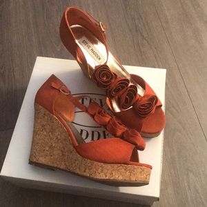 Steve Madden “P-VEN” peep toe wedge